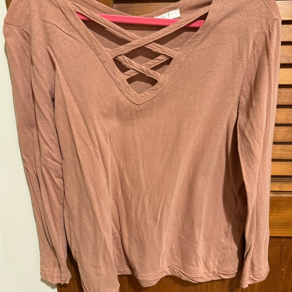 easel Crisscross V-Neck Long Sleeve Top in Mauve‎